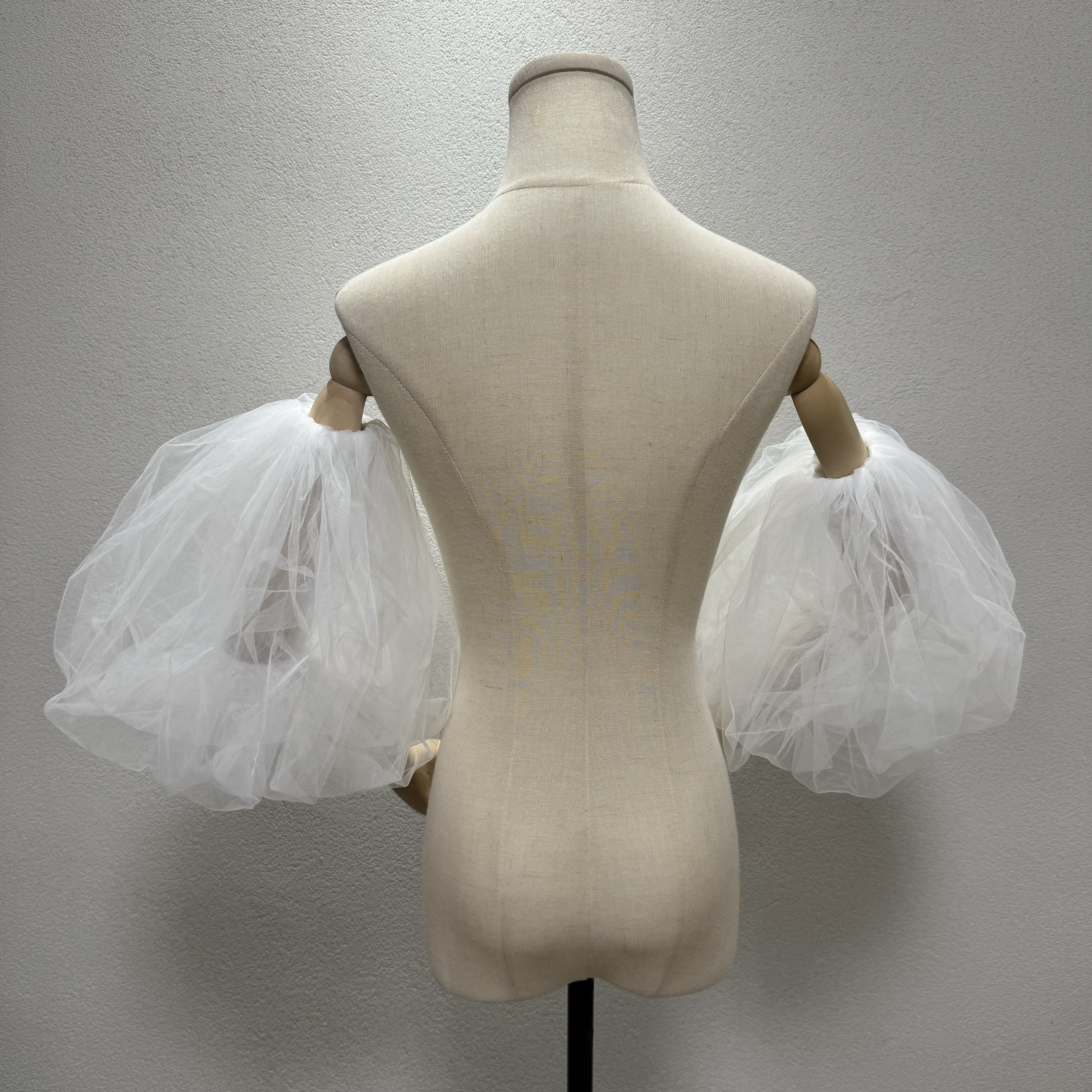 お買い得、高評価続出！多層チュール　可愛いお袖　取り外し袖　オフショルダー付け袖　二の腕カバー　オーダー可能披露宴前撮り