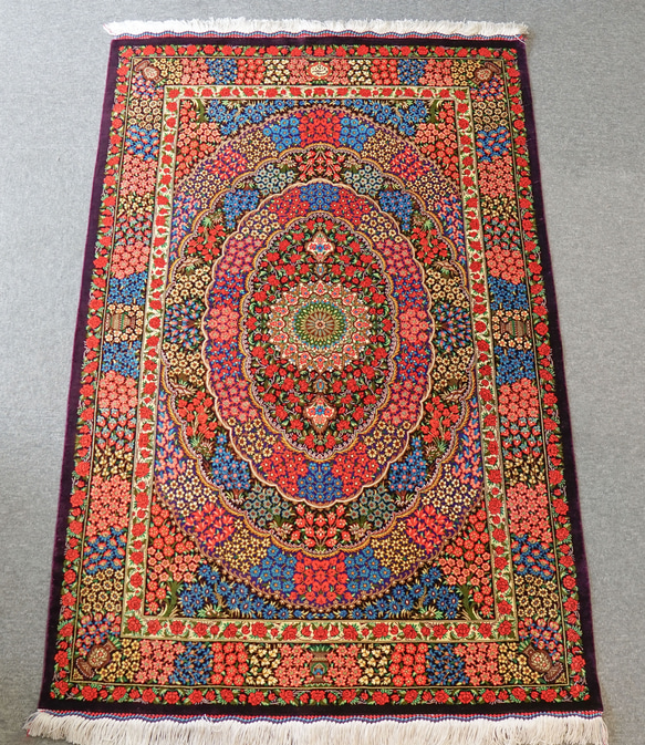 ペルシャ絨毯　クム産　イザテイ房　シルク　 1枚目の画像
