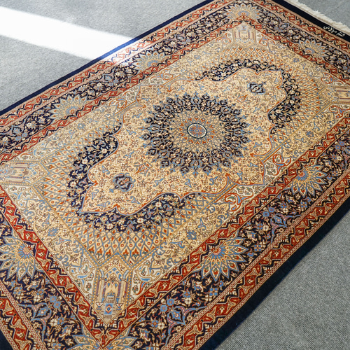 202×128cm　ペルシャ 手織り 絨毯　クム産　シルク 100% 202×128cmペルシャ 手織り 絨毯クム産シルク 100%