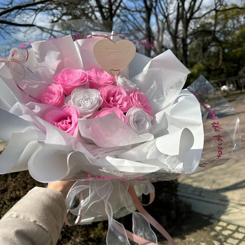 白・ピンク色グリッターローズ花束 ペーパー包装紙を使用した流行りの