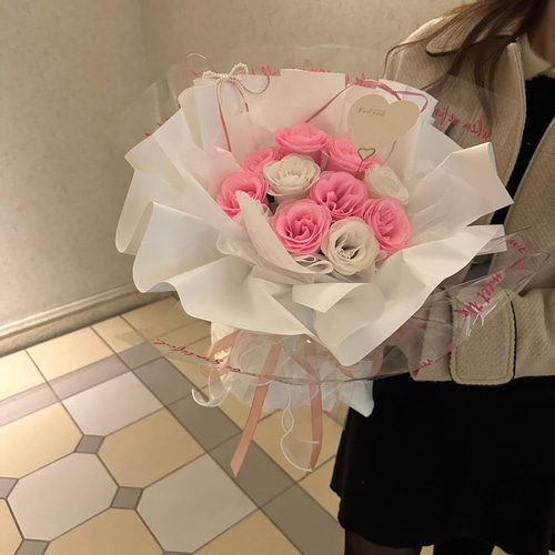 白・ピンク色グリッターローズ花束 ペーパー包装紙を使用した流行りの
