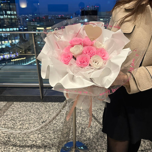 白・ピンク色グリッターローズ花束 ペーパー包装紙を使用した流行りの