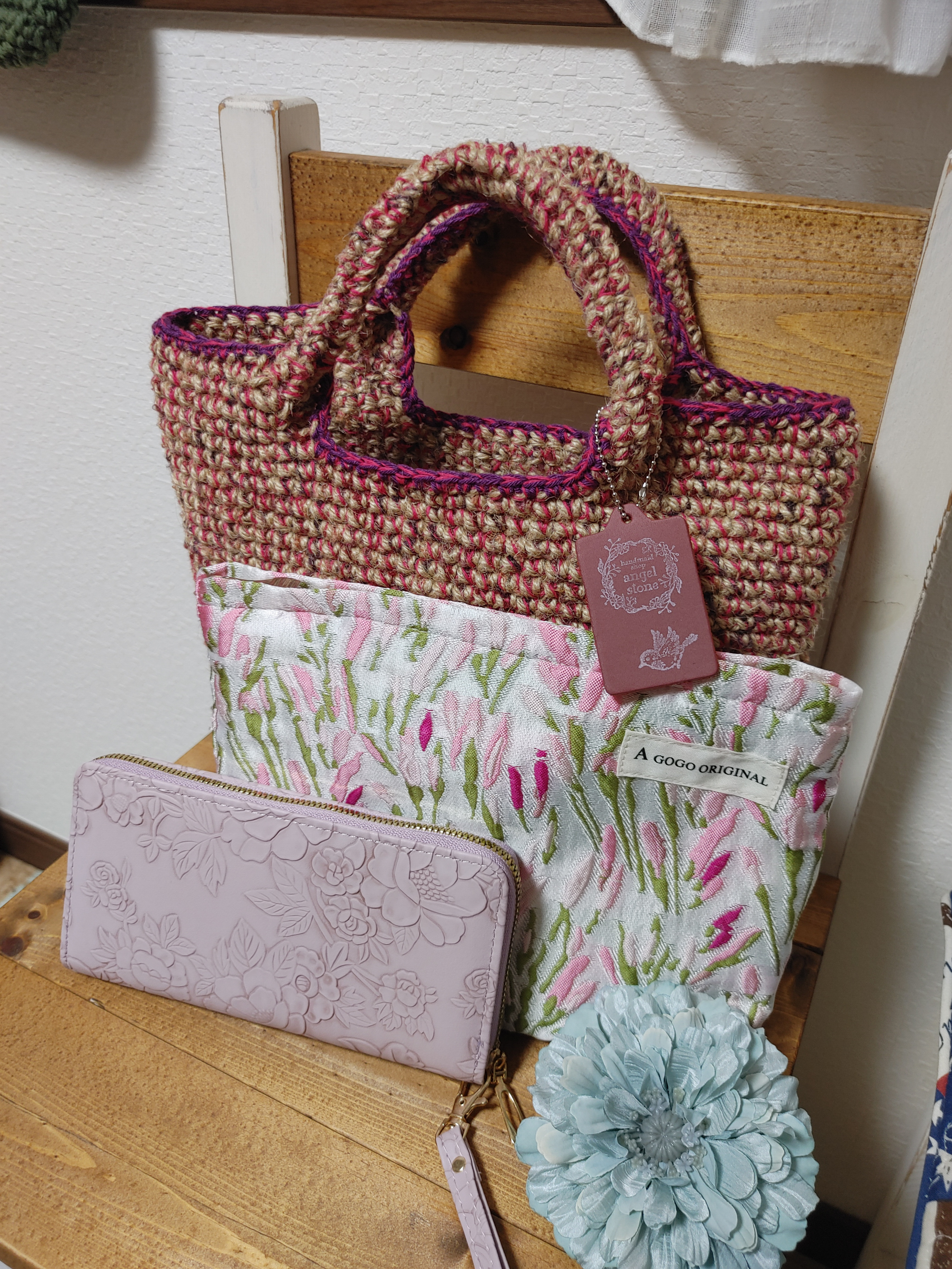 大人可愛い赤のmix柄かばんとピンク系   3点セット　かばん　財布　ポーチ大きめ