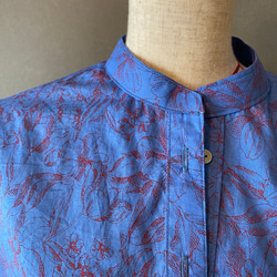 綺麗な青と赤の花柄　春のプルオーバーシャツ　ゆったりM size シンプルなかぶりシャツ 2枚目の画像