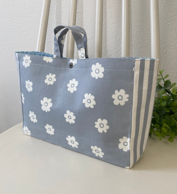 バッグインバッグ　Bag in Bag インナーバッグ　ペールブルーに白い小さな花柄 4枚目の画像