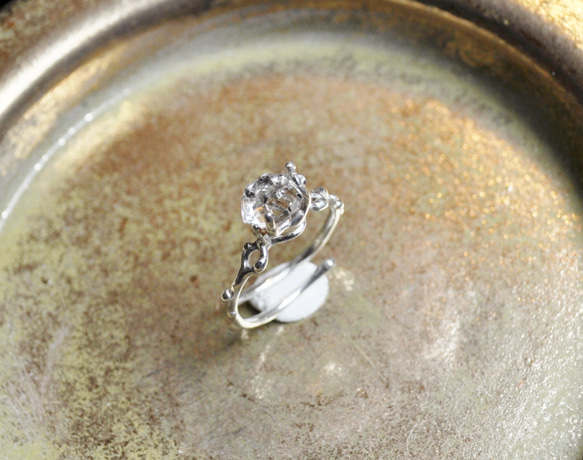 銀（SV925）・ハーキマークォーツの指環：《月の涙 03/Larme de la lune 03》フリーサイズ 2枚目の画像