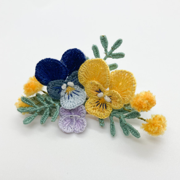 【チハルこまきリリ様ご依頼品】立体刺繍の野の花のブローチ(ビオラ.あじさい.ミモザ) 1枚目の画像