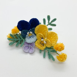 【チハルこまきリリ様ご依頼品】立体刺繍の野の花のブローチ(ビオラ.あじさい.ミモザ) 3枚目の画像