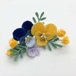 【チハルこまきリリ様ご依頼品】立体刺繍の野の花のブローチ(ビオラ.あじさい.ミモザ) 2枚目の画像