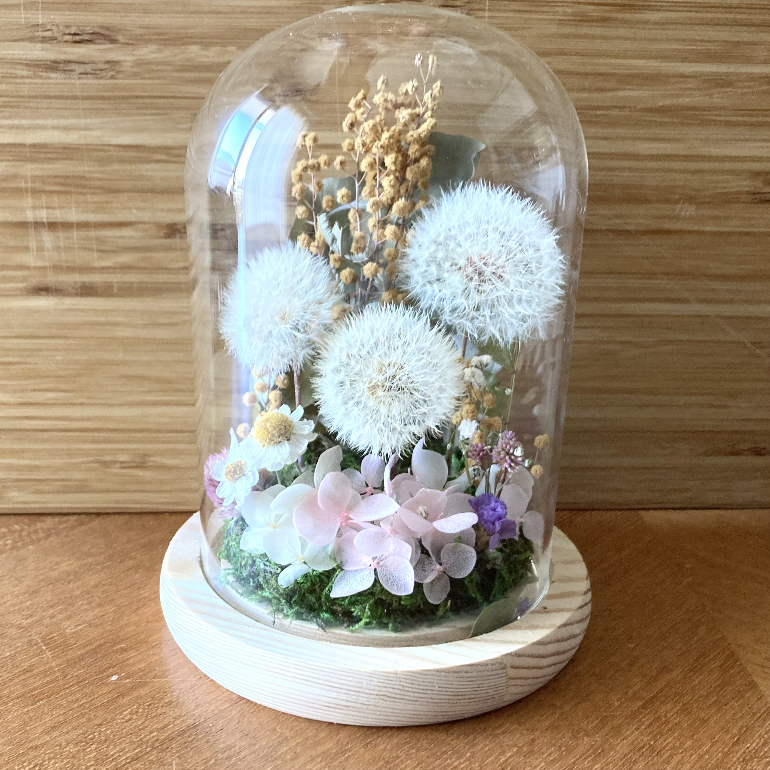 季節を超えて自然の美しさを楽しむガラスドーム　春　たんぽぽ　ミモザ　かすみ草　花　あじさい