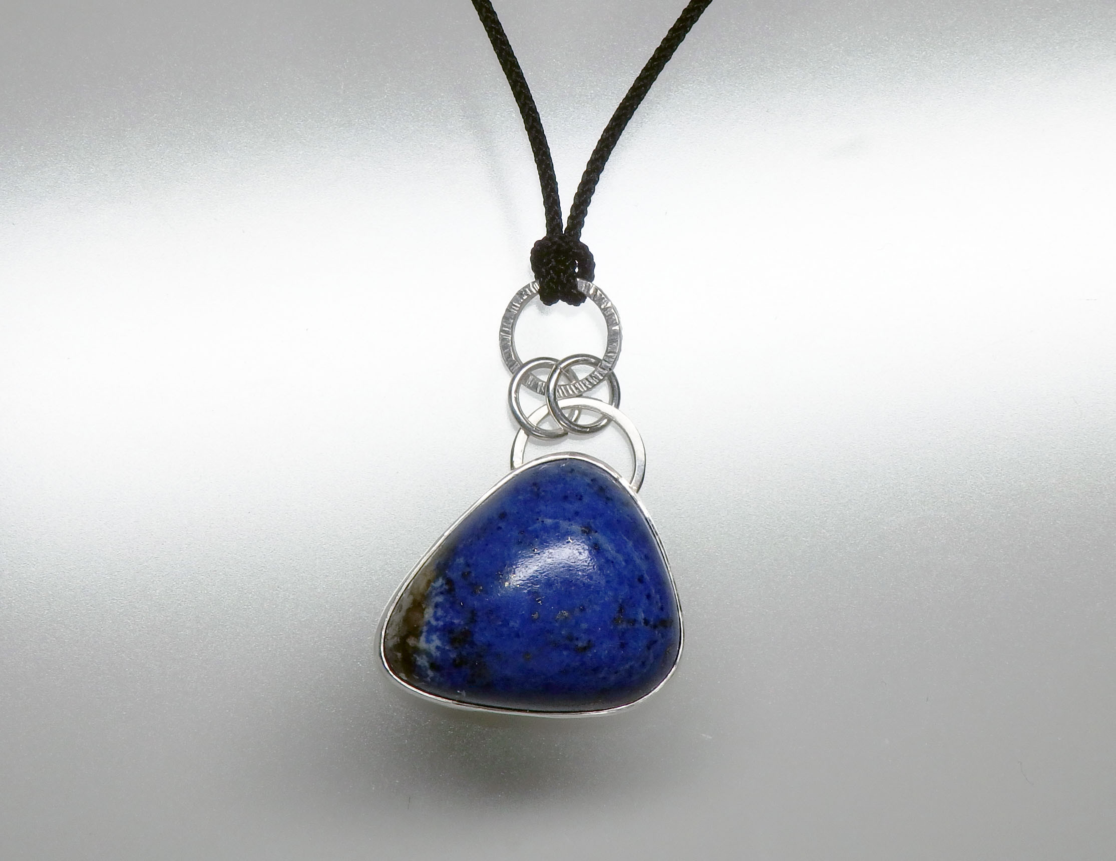12月の誕生石　　天然ラピスラズリの彫金ペンダント　VI