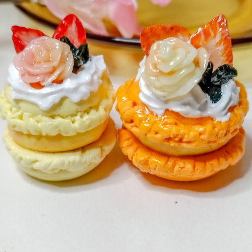 【マロングラッセ様】フェイクスイーツ◆薔薇＆マカロン飾り♡苺の華やかデコケーキ マロングラッセ様】フェイクスイーツ◇薔薇＆マカロン飾り♡苺の