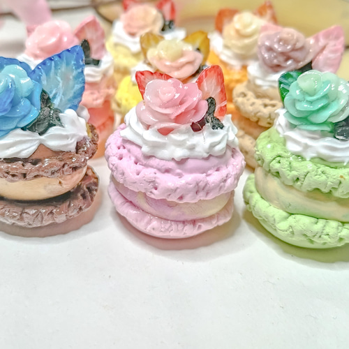 いちごのバースデーケーキ】マカロンとティアラのケーキ