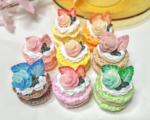 【マロングラッセ様】フェイクスイーツ◆薔薇＆マカロン飾り♡苺の華やかデコケーキ マロングラッセ様】フェイクスイーツ◇薔薇＆マカロン飾り♡苺の