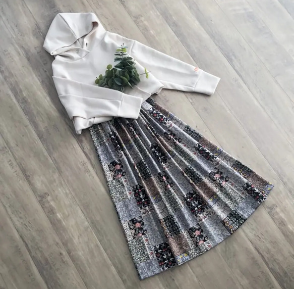アール・ヌーヴォーシンフォニー パッチワーク風 の 素敵な ギャザースカート 3枚目の画像