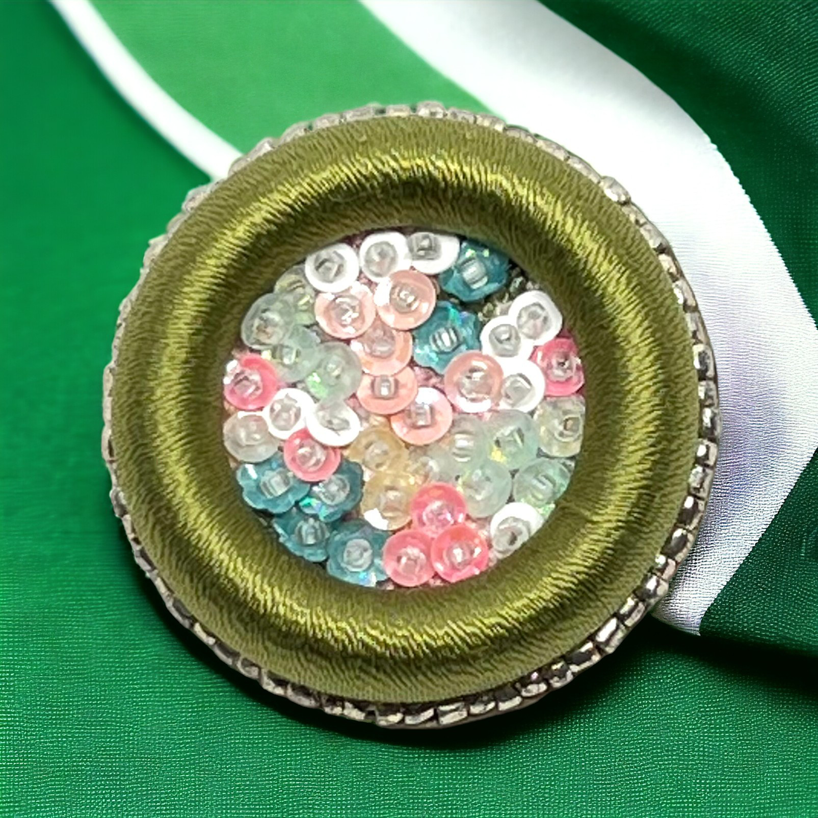 セルロイドカラーのスパンコール刺繍ブローチ　l-bbaz001bro　★アートアクセサリー★