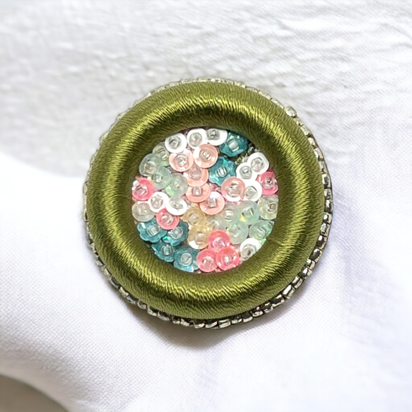 セルロイドカラーの刺繍ブローチ　l-bbaz001bro 2枚目の画像