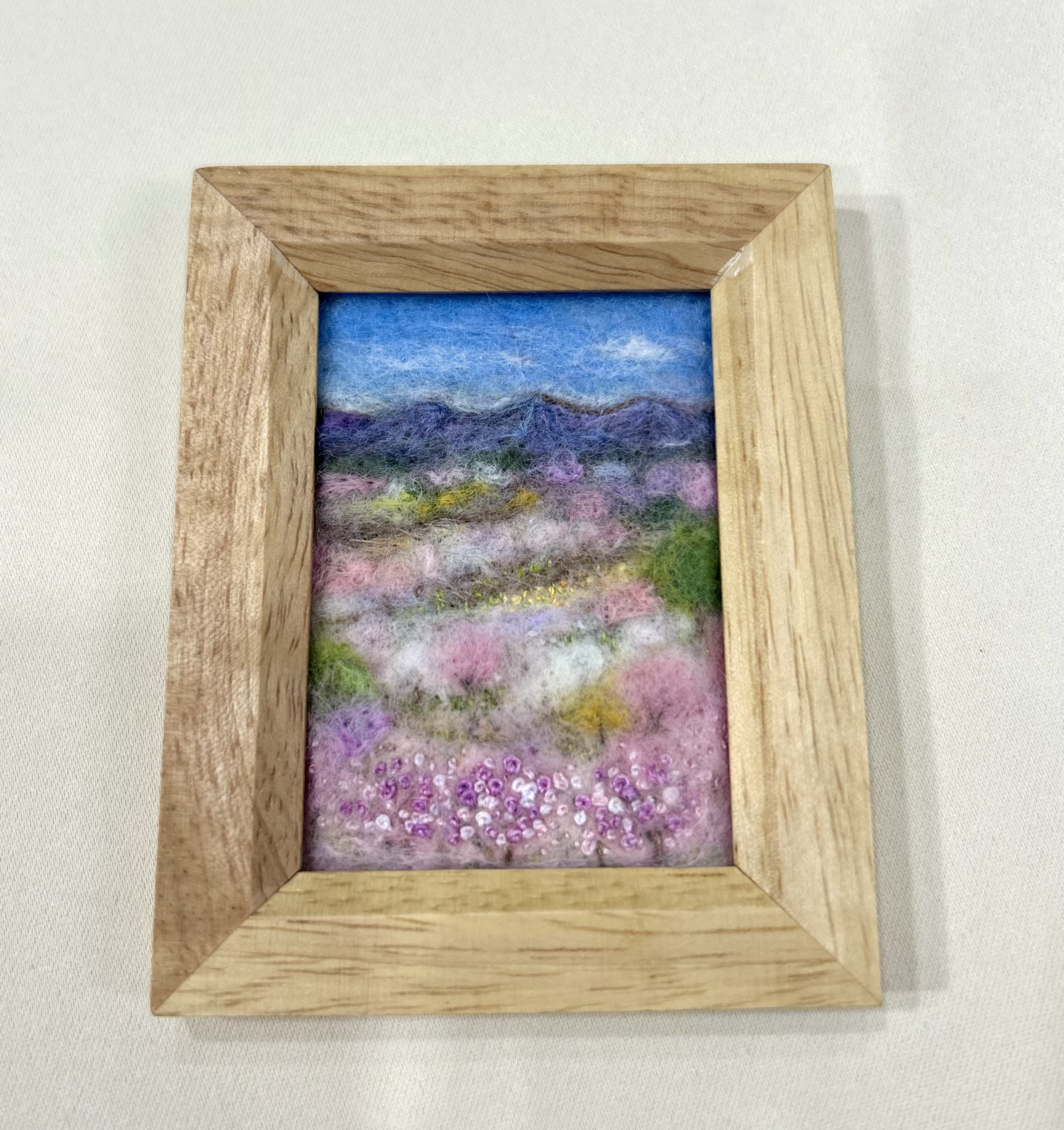 果樹園の春 羊毛フェルト フレーム／ブローチ 羊毛絵画 羊毛風景