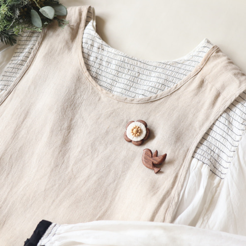 セット】森の野原の「お花と小鳥(茶)」木彫りブローチ／ 北欧