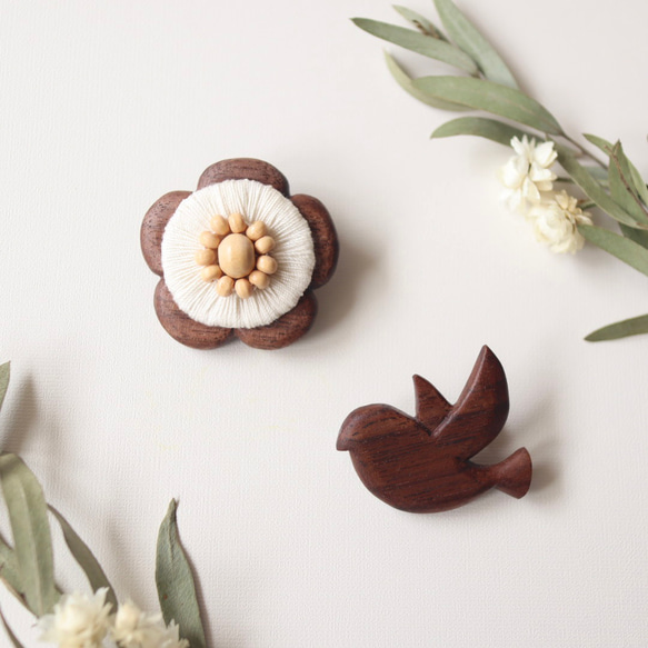 セット】森の野原の「お花と小鳥(茶)」木彫りブローチ／ 北欧