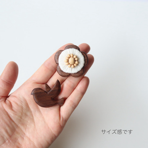 セット】森の野原の「お花と小鳥(茶)」木彫りブローチ／ 北欧