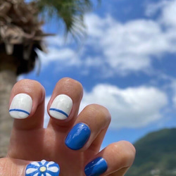 ネイルチップ｜シンプル お花 ぷっくり くすみカラー ブルー ライン 夏ネイル 2枚目の画像
