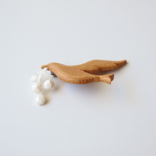 木の実ゆれる 鳥の木彫りブローチ／ 北欧 ナチュラル アクセサリー
