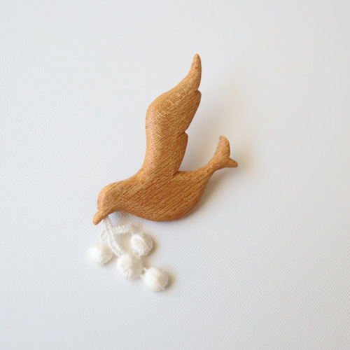 木の実ゆれる 鳥の木彫りブローチ／ 北欧 ナチュラル アクセサリー