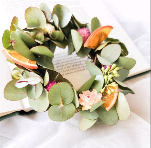 ユーカリと小さなお花のミニリース　ドライフラワー　ビタミンカラー　玄関リース　フラワーギフト　母の日　結婚祝い　新築祝い 5枚目の画像