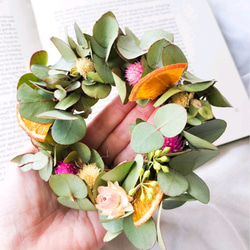 ユーカリと小さなお花のミニリース　ドライフラワー　ビタミンカラー　玄関リース　フラワーギフト　母の日　結婚祝い　新築祝い 2枚目の画像