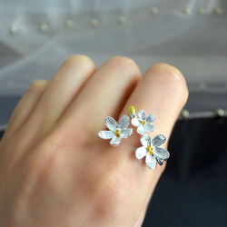 大輪が咲き誇る、春の花のフォークリング シルバー 1枚目の画像