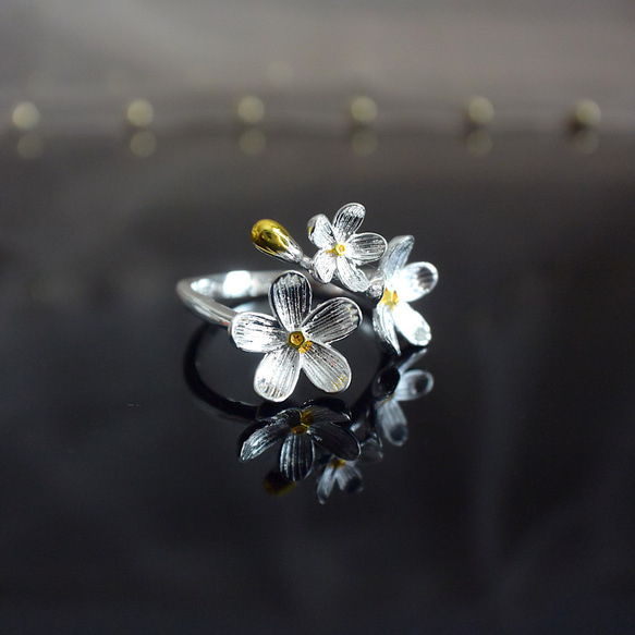大輪が咲き誇る、春の花のフォークリング シルバー 3枚目の画像