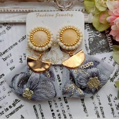 ビーズ刺繍♡シェル風カボション✖️ウッドビーズとクリアビーズの  