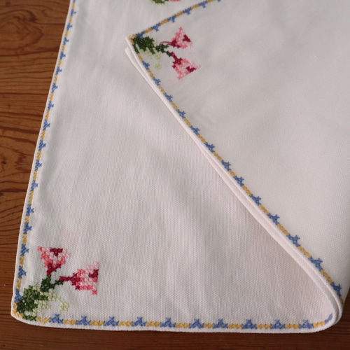 【点もの】蝶と花の刺繍テーブルランナー 点もの】蝶と花の刺繍テーブルランナー