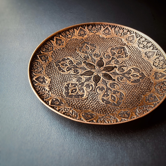 ペルシャの銅皿　飾り皿（ガラムザニー）Φ25ｃｍ【GHALAM ZANI -016】 1枚目の画像