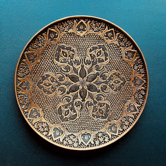 ペルシャの銅皿　飾り皿（ガラムザニー）Φ25ｃｍ【GHALAM ZANI -016】 2枚目の画像