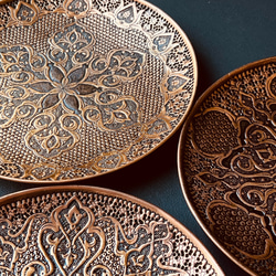 ペルシャの銅皿　飾り皿（ガラムザニー）Φ25ｃｍ【GHALAM ZANI -016】 10枚目の画像