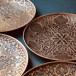 ペルシャの銅皿　飾り皿（ガラムザニー）Φ25ｃｍ【GHALAM ZANI -017】 10枚目の画像