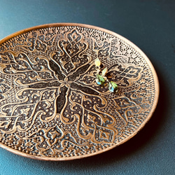 ペルシャの銅皿　飾り皿（ガラムザニー）Φ25ｃｍ【GHALAM ZANI -018】 11枚目の画像