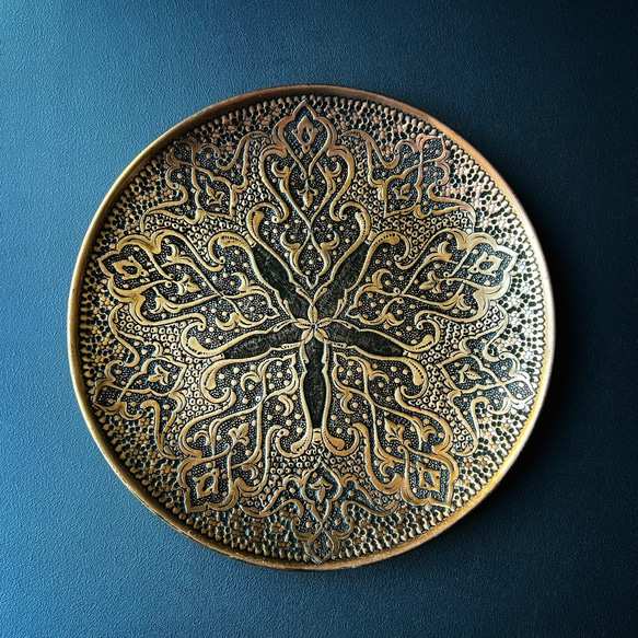ペルシャの銅皿　飾り皿（ガラムザニー）Φ25ｃｍ【GHALAM ZANI -018】 2枚目の画像