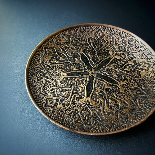 ペルシャの銅皿 飾り皿（ガラムザニー）Φ25cm【GHALAM ZANI -018 