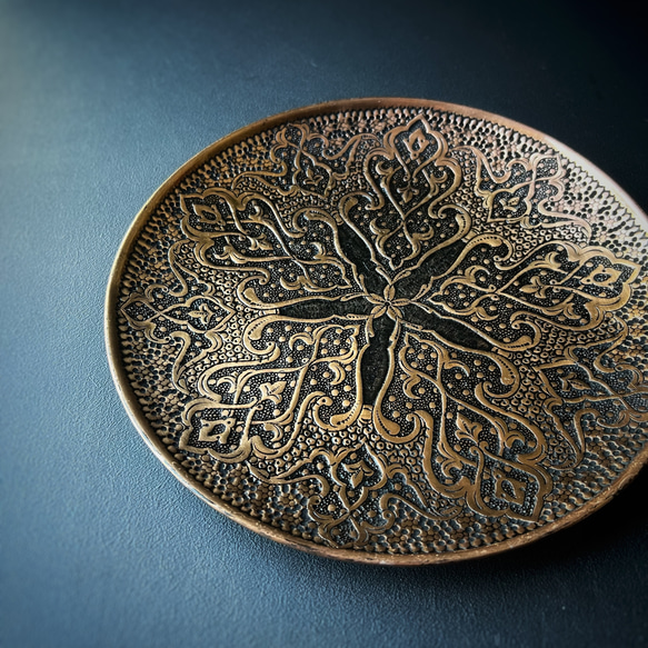 ペルシャの銅皿　飾り皿（ガラムザニー）Φ25ｃｍ【GHALAM ZANI -018】 1枚目の画像