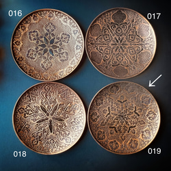 ペルシャの銅皿　飾り皿（ガラムザニー）Φ25ｃｍ【GHALAM ZANI -019】 9枚目の画像