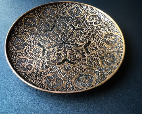 ペルシャの銅皿 飾り皿（ガラムザニー）Φ25cm【GHALAM ZANI -019