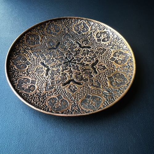 ペルシャの銅皿 飾り皿（ガラムザニー）Φ25cm【GHALAM ZANI -019