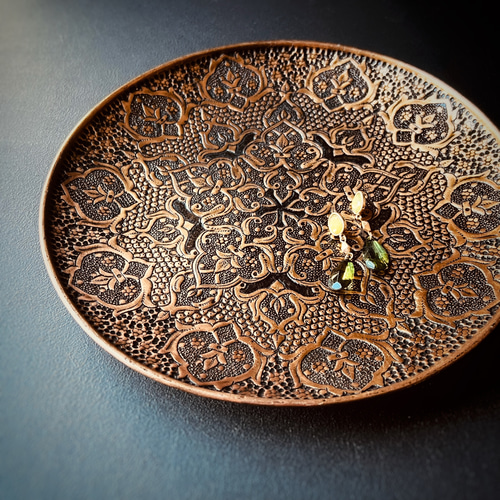 ペルシャの銅皿 飾り皿（ガラムザニー）Φ25cm【GHALAM ZANI -019