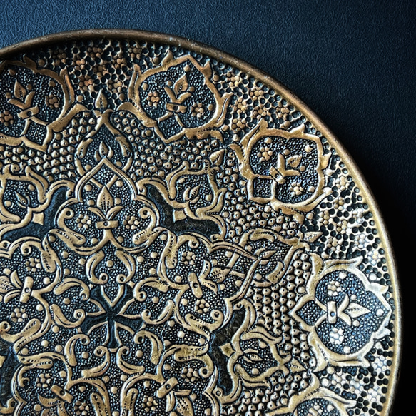 ペルシャの銅皿　飾り皿（ガラムザニー）Φ25ｃｍ【GHALAM ZANI -019】 3枚目の画像