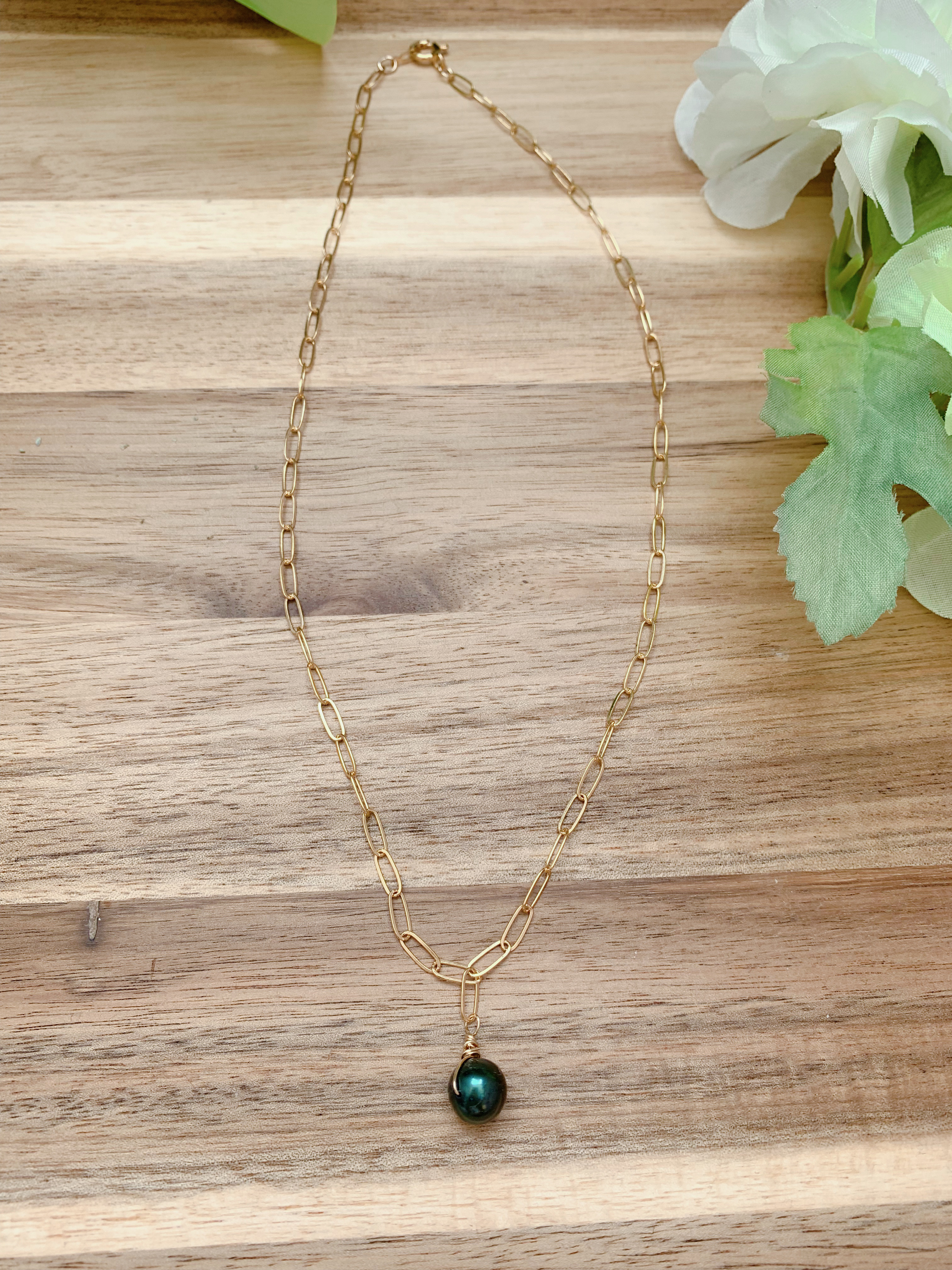 淡水パールAAAメタリックネイビーとオーバルチェーンのネックレス