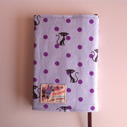 文庫本カバー（くろネコ、紫ドット、刺繡タグ） 1枚目の画像