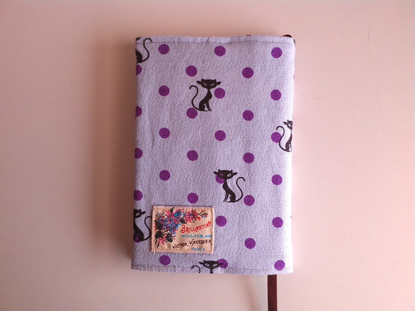 文庫本カバー（くろネコ、紫ドット、刺繡タグ） 1枚目の画像